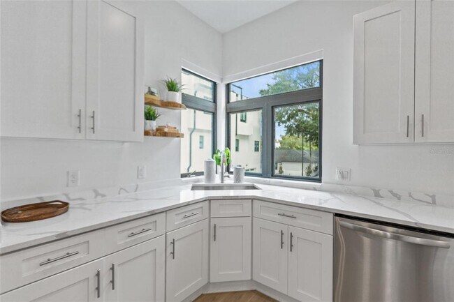 Building Photo - 218 Park Lake St