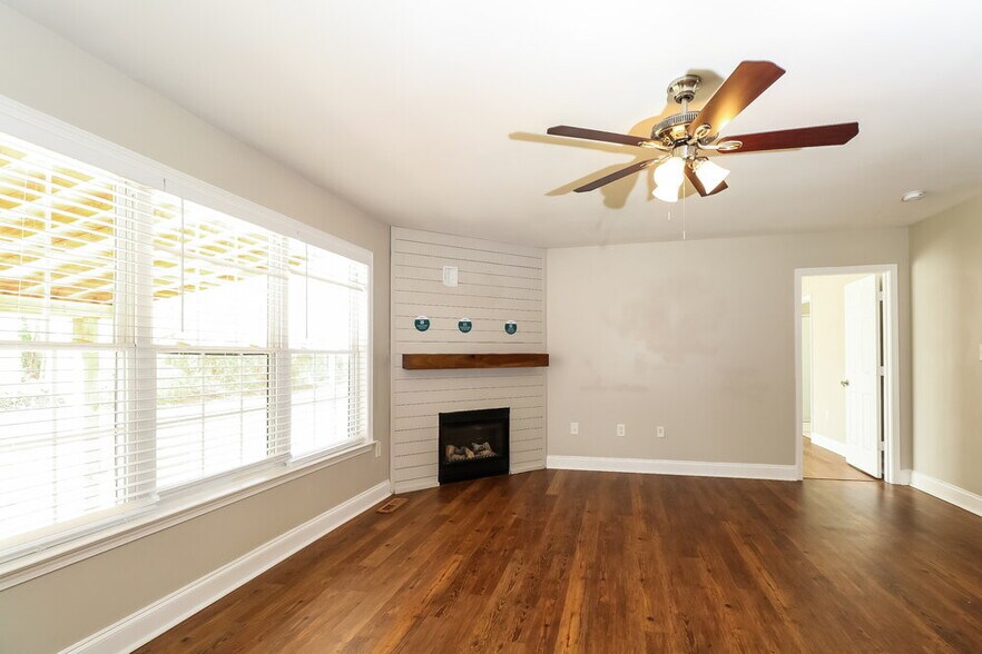 Building Photo - 104 Farmwood Dr
