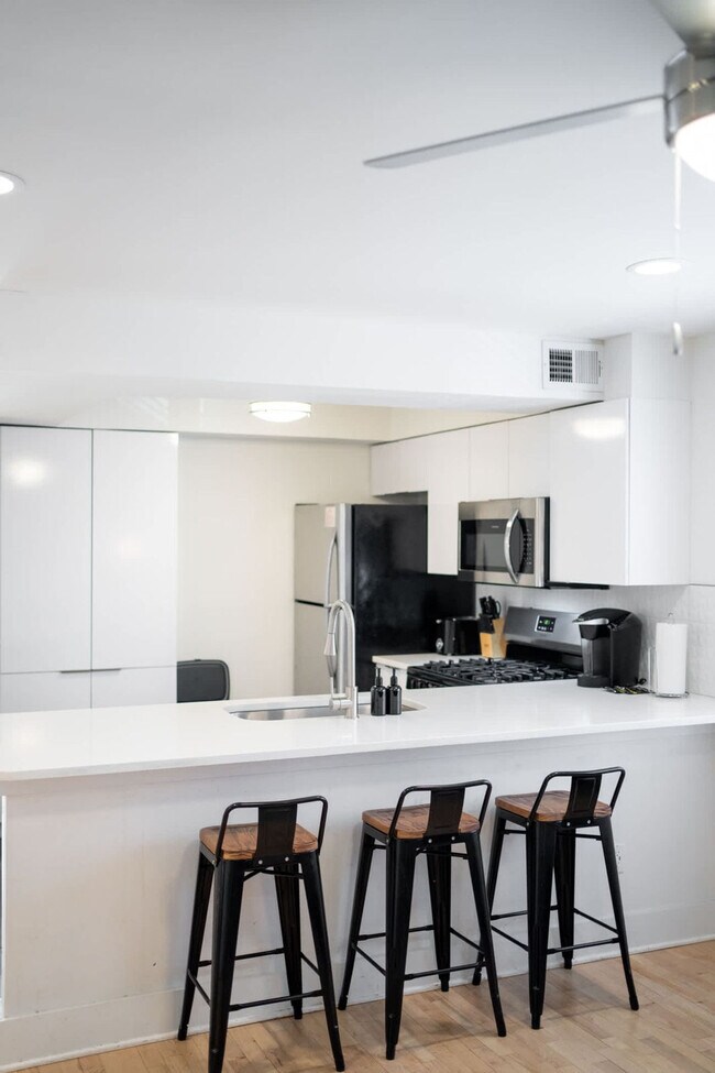 Building Photo - 1136 Crescent Ave NE