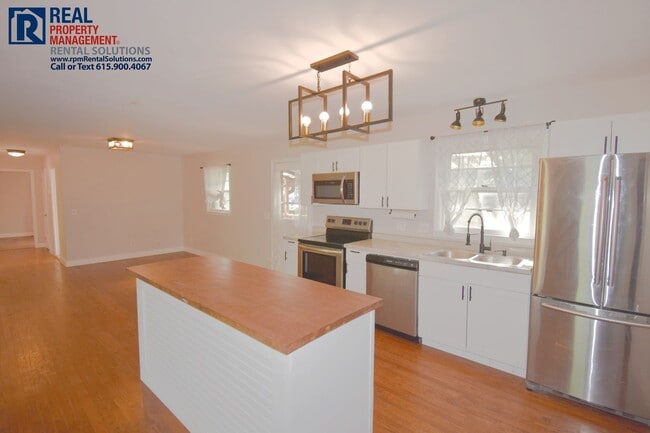 Building Photo - All brick 3BD home PLUS bonus room & back deck, half mile to MTSU!
