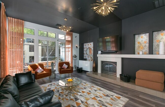 Building Photo - Light & Bright 2 Bedroom, 2 Bathroom Townhome