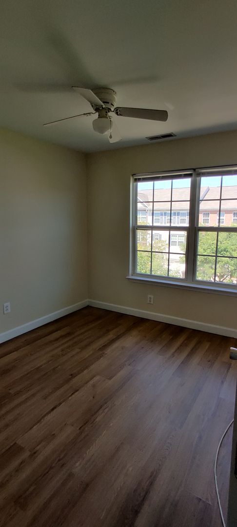 Building Photo - 4 bedroom townhome with garage