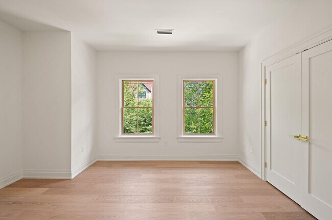 Building Photo - 5022 Cathedral Ave NW