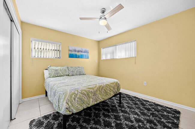 Building Photo - 1700 SW 16th Ct