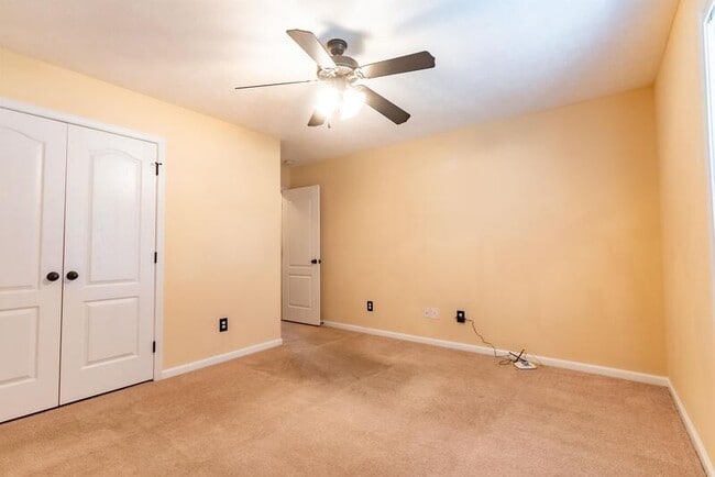 Building Photo - 389 Livingston Dr