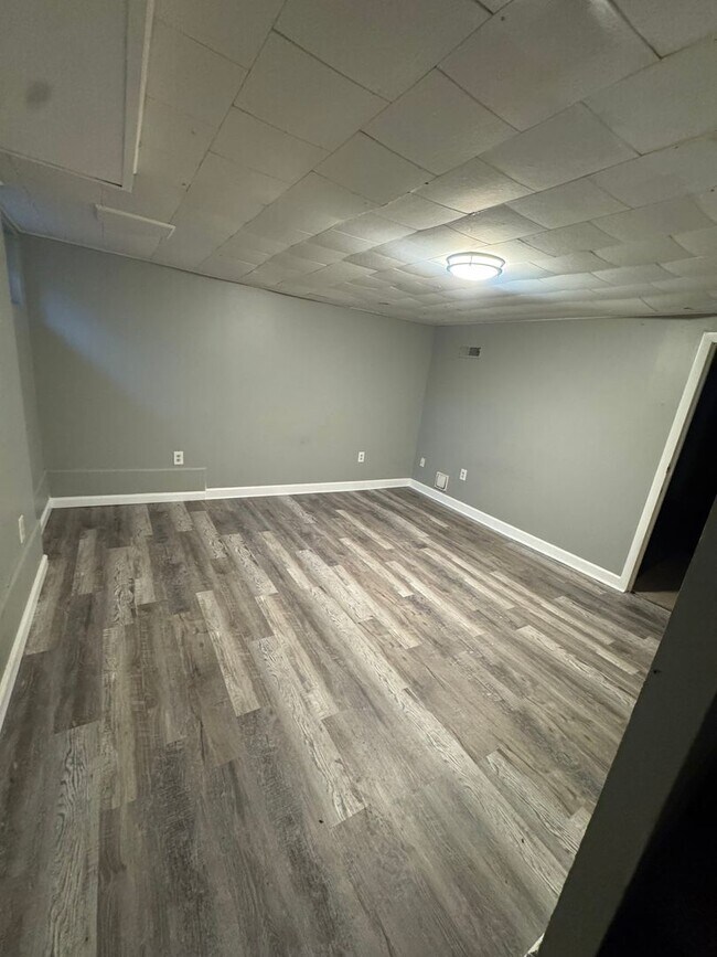 Building Photo - Newly Renovated 2-Bedroom Townhome in Baltimore