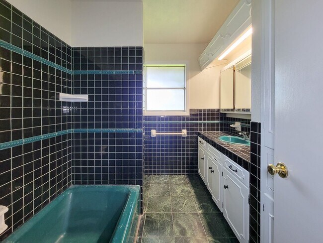 Building Photo - 1703 Raintree Dr