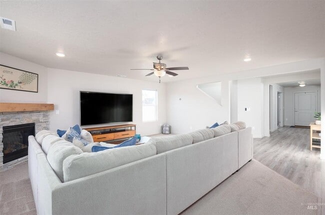 Building Photo - Spacious Modern Home w/Open Floor-Plan