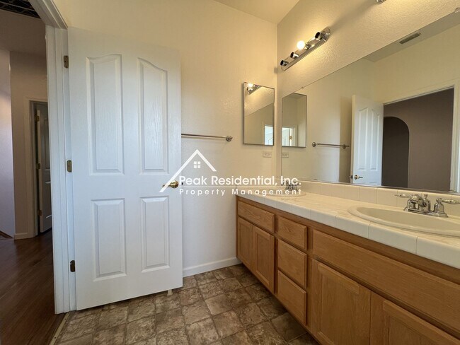 Building Photo - North Natomas 3bd/2.5ba House with 2 Car Garage