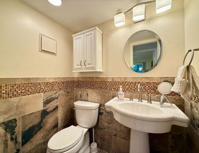 Building Photo - 143 Dorset D