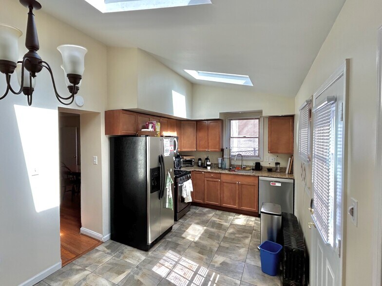 Building Photo - 161 Krams Ave