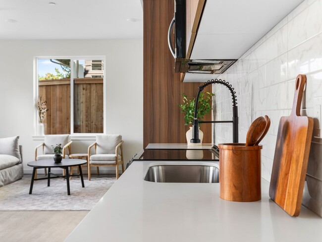 Building Photo - *1 MONTH FREE RENT* A 2bd/2bath Modern Tow...
