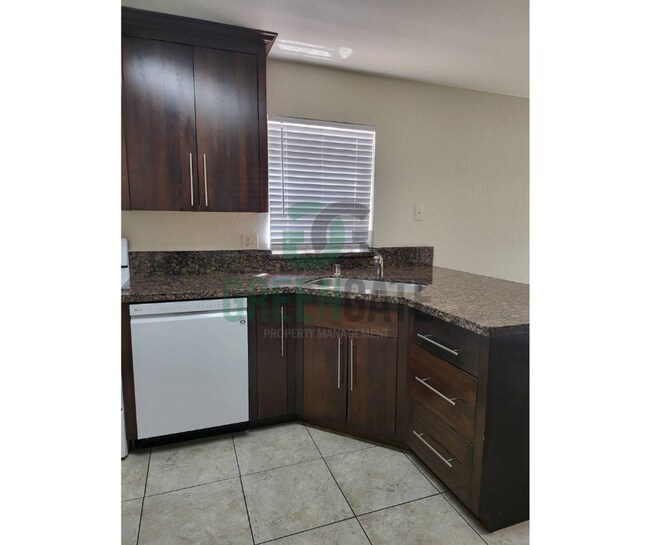 Building Photo - 2428 Woodvale Dr