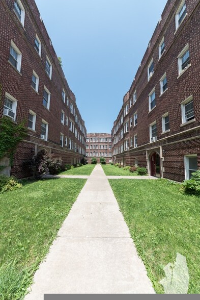 Primary Photo - 2000 W Foster Ave