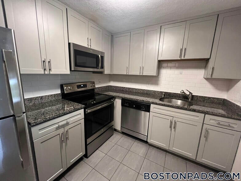 Building Photo - 24 Whites Ave