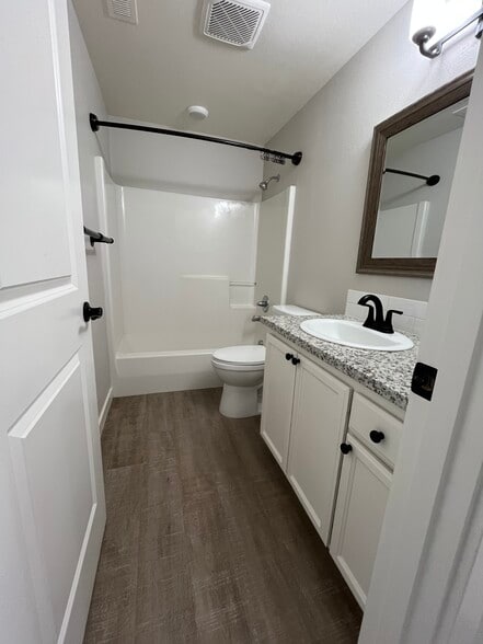 Building Photo - 607 W 1st St