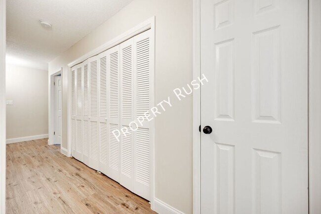 Building Photo - 2323 Green Forest Dr