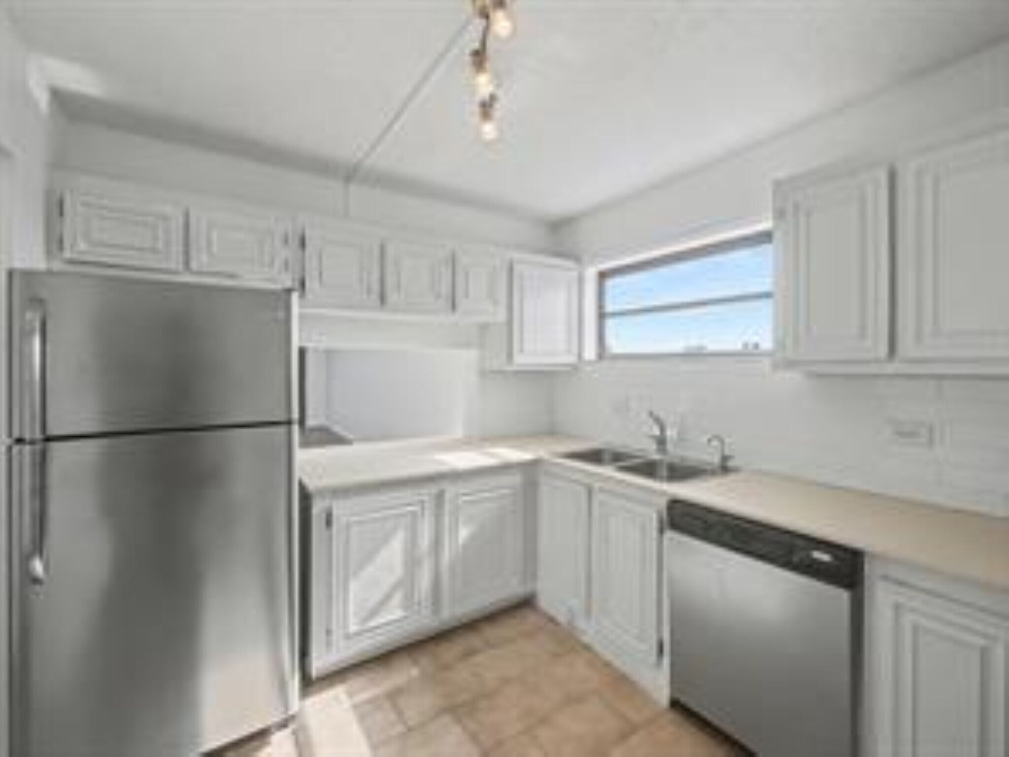 Building Photo - 4800 Bayview Dr