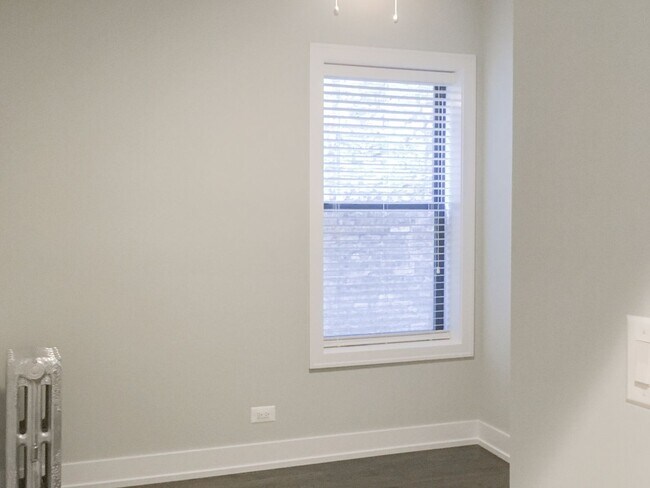 Interior Photo - 4951-53 N. Oakley / 2251-57 W. Argyle