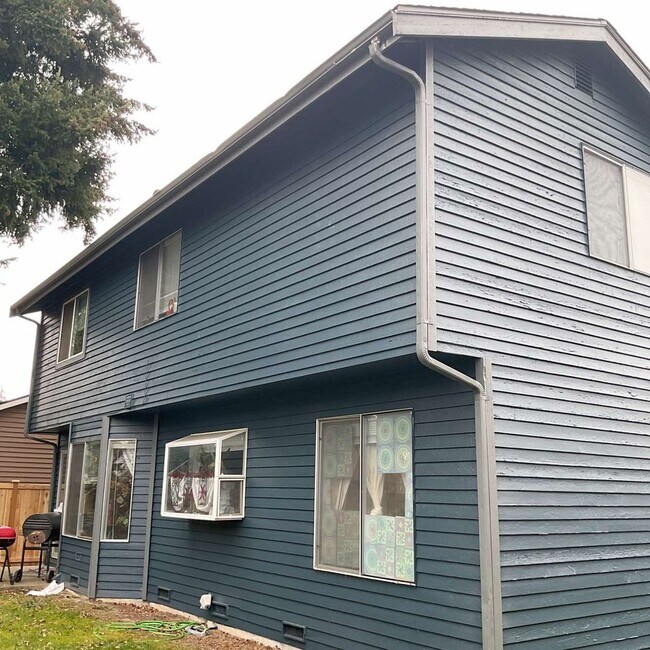 Building Photo - 4-Bed, 2 Bath home w/2-car garage in Federal Way, $3,300/mo.