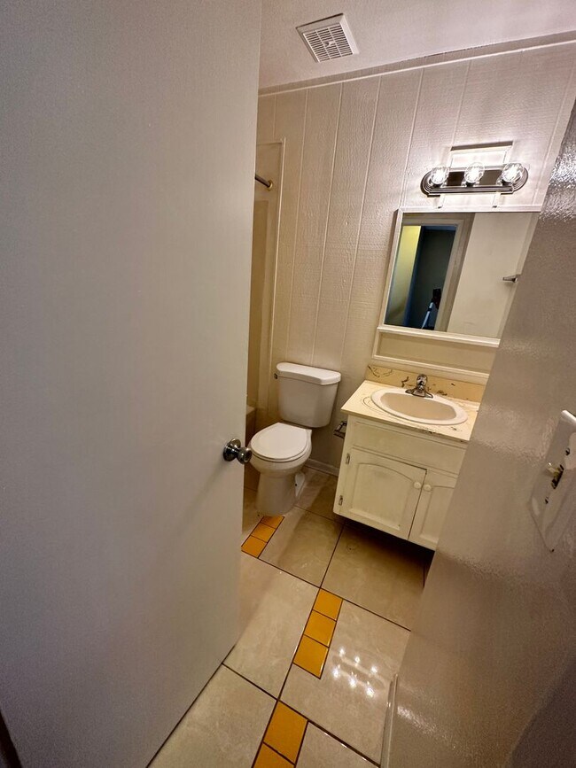 Building Photo - Beautiful 3 bedroom 2 bath Home in Imperial Beach