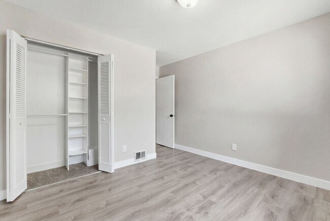 Building Photo - Fully Updated 2 Bedroom 1 Bath Condo