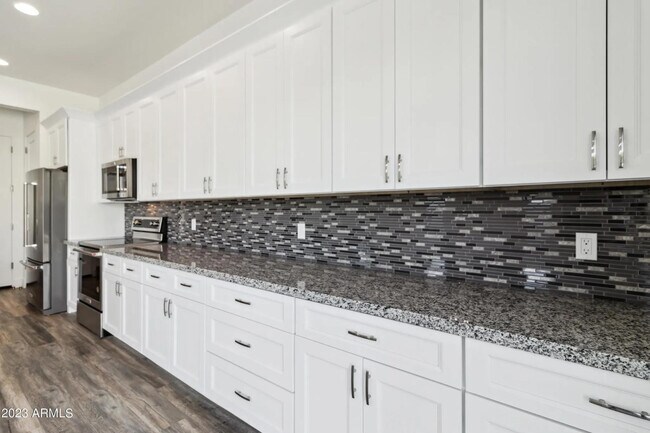 Building Photo - 902 W Hazelwood St