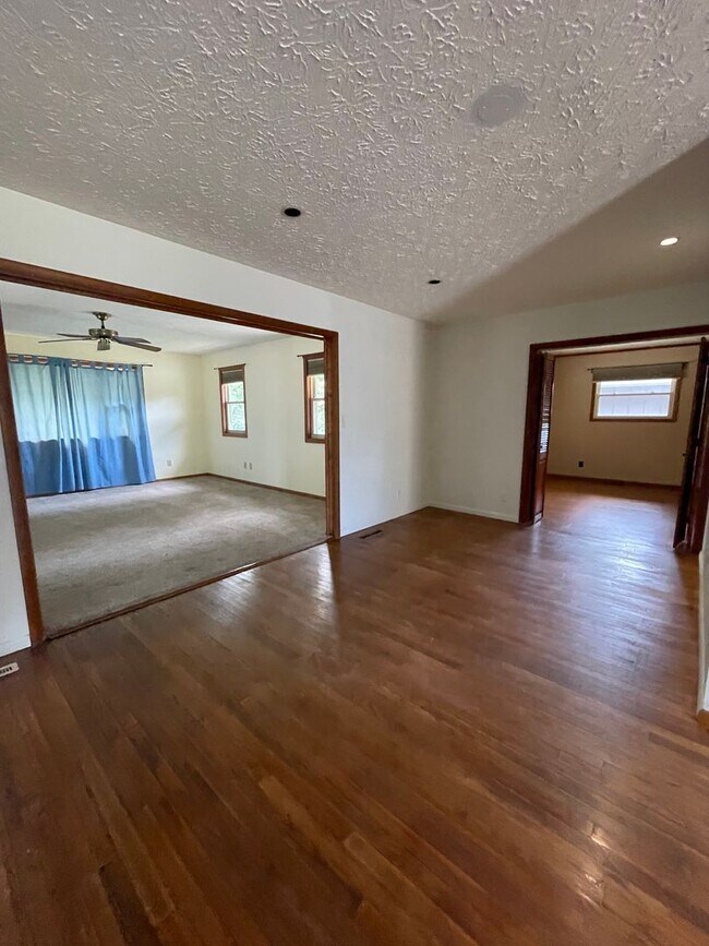 Building Photo - SINGLE FAMILY HOME - Fenced yard