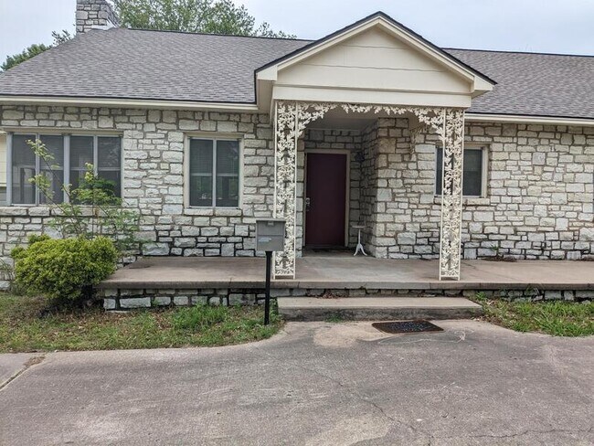 Primary Photo - 2525 E 41st St