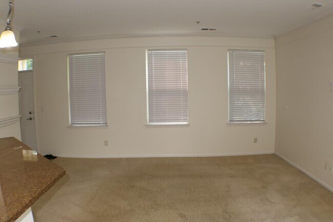 Building Photo - 2268 Arcadia Dr