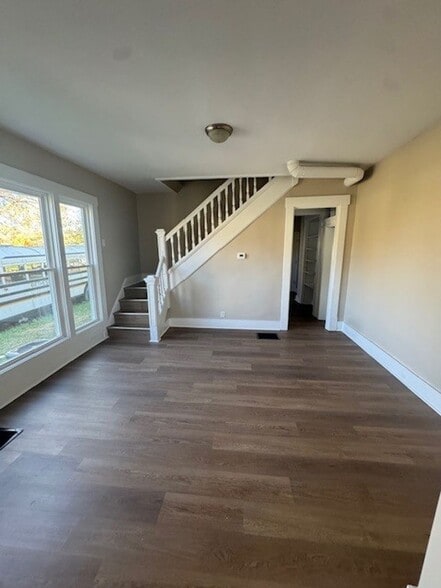 Building Photo - Newly Remodeled 3BR/1.5BA Townhome - Bates Hendricks