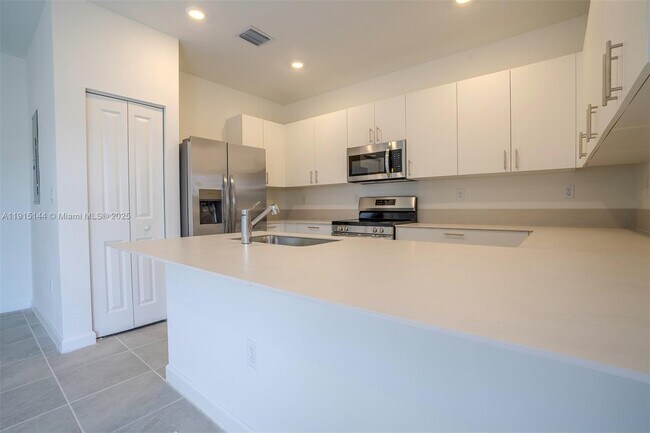 Building Photo - 2752 SE 26th Ave