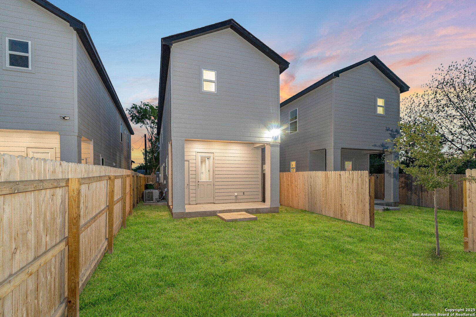 Back Cover Patio - 505 Linden Ave