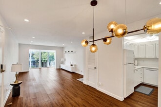 Building Photo - 6289 Bay Club Dr