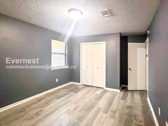 Building Photo - 300 Bellewood Ln