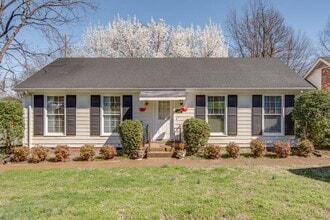Building Photo - Easy walk to Vanderbilt University