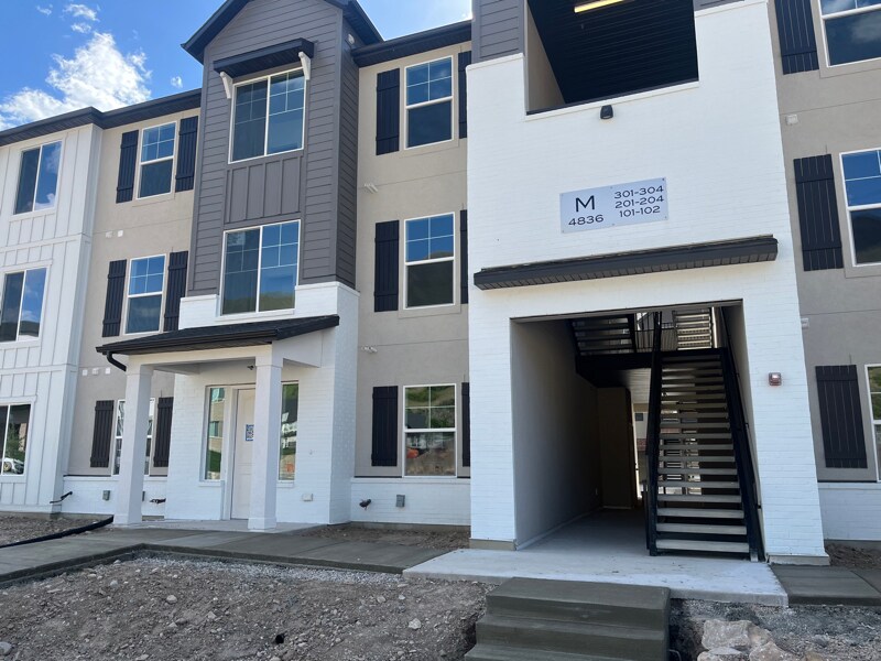 Building Photo - 710 715 S