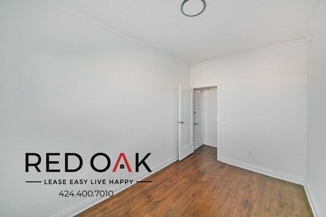 Building Photo - Sun-Drenched One Bedroom with Hardwood Flo...