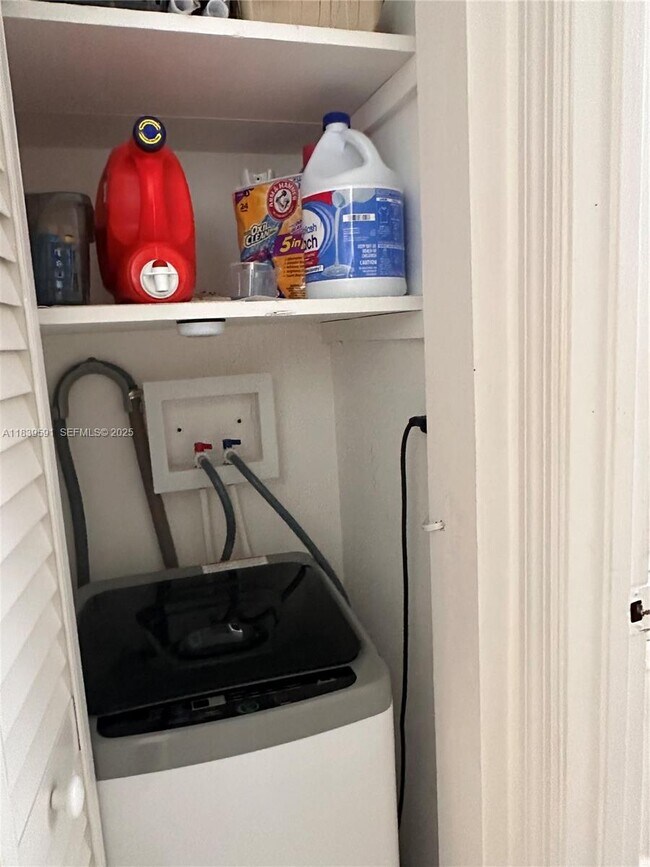 Building Photo - 1100 NE 1st Ct