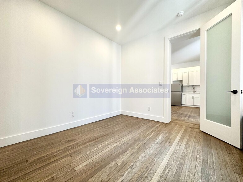 Building Photo - 45 Tiemann Pl