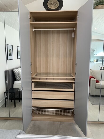 Building Photo - 2122 Kelton Ave