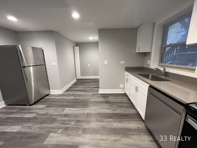 Building Photo - GROUND LEVEL 3 Bed 2.5 Bath / Oak Park / L...