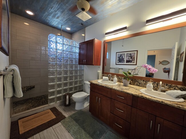 Building Photo - 1367 Kakae Pl