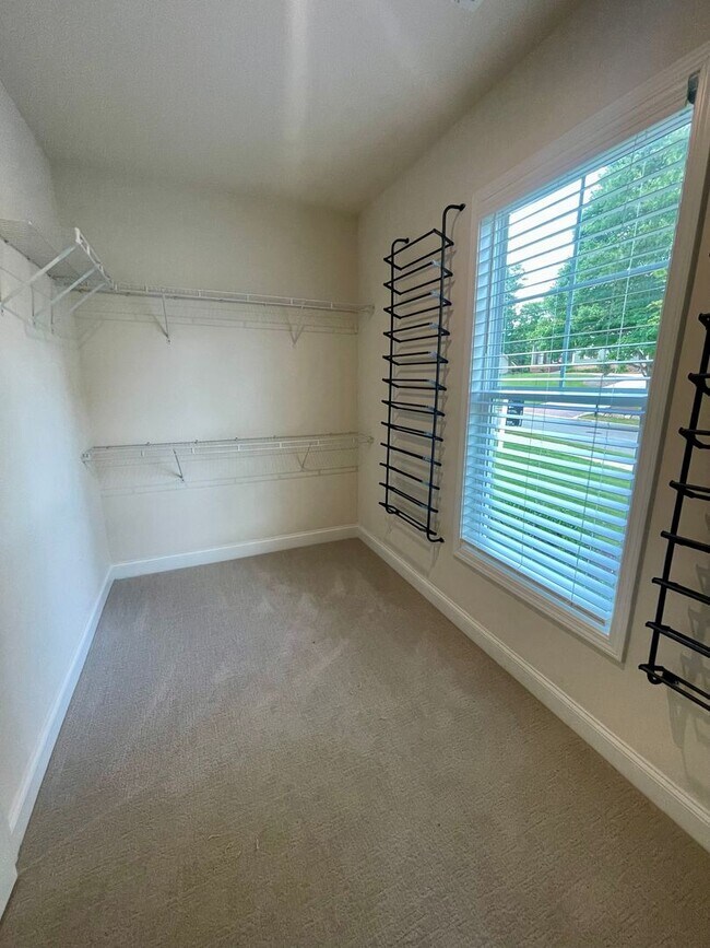 Building Photo - Gorgeous 5 bedroom 3.5 bath home in desira...
