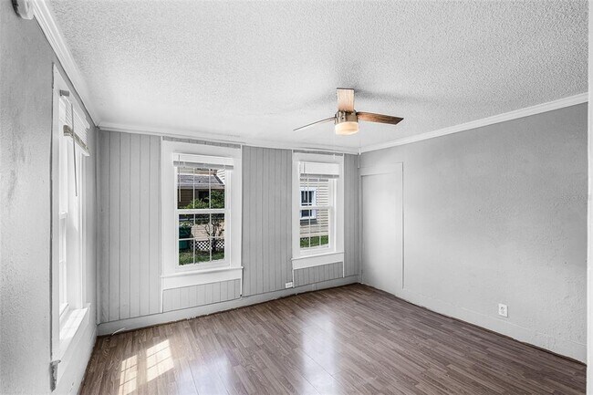 Building Photo - 113 S Grove St