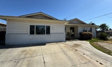 Building Photo - Four Bedroom Two Bathroom Home in Hemet!