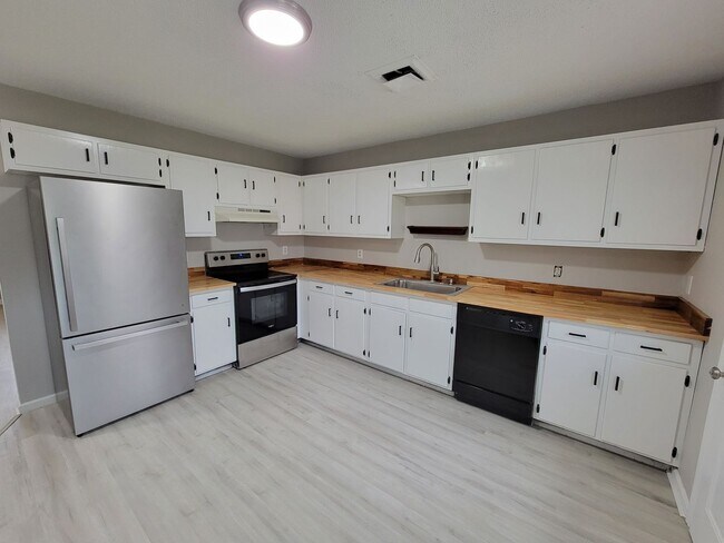 Building Photo - Recently Updated 2 Bedroom Home in Cleveland!