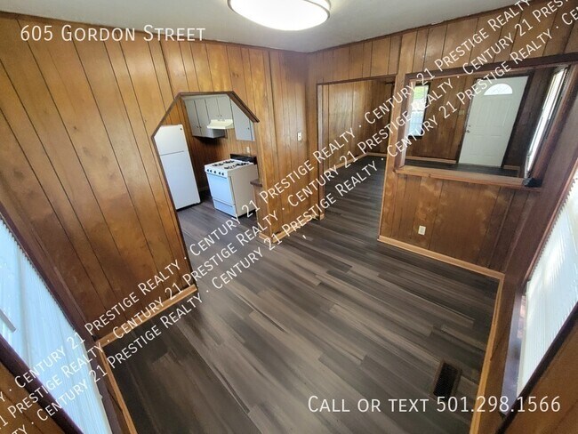 Building Photo - 605 Gordon St