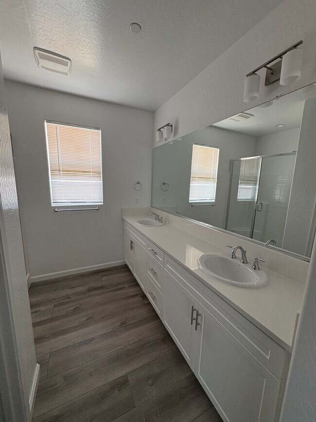 Building Photo - Two-story home in NW Visalia home Availabl...