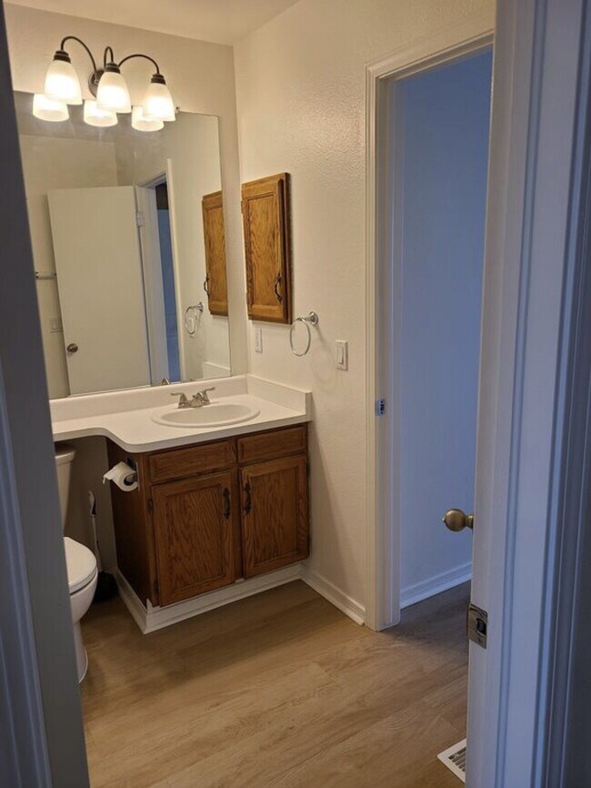 Building Photo - Wonderful 2 Bed, 1.5 Bath Townhouse with Fireplace + Community Pool